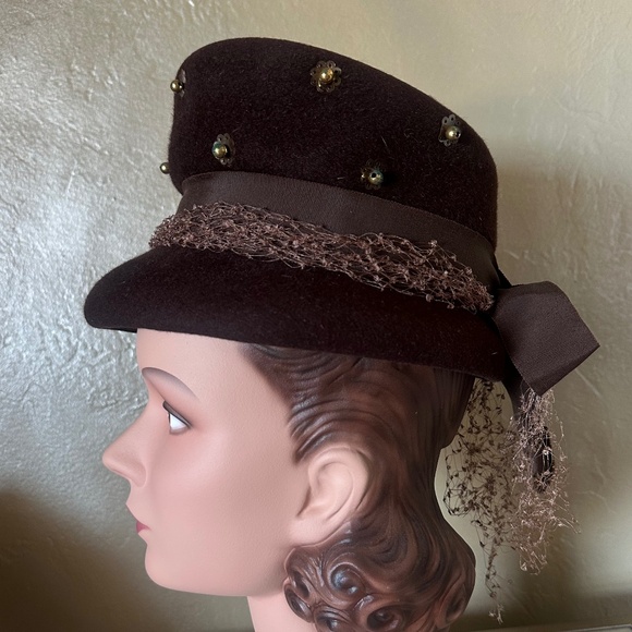 COMELY 1940s\' BROWN VELOUR FELT HAT + GOLD STUDS & VEILING main image 4